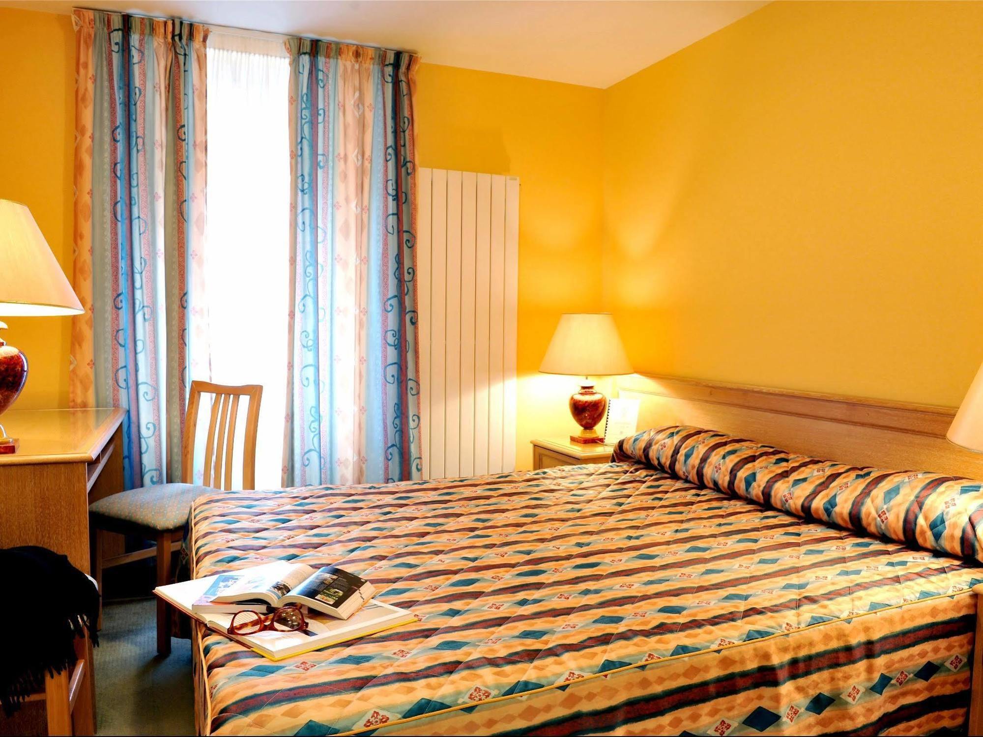 Logis Hotel Le Continental Châteauroux Buitenkant foto